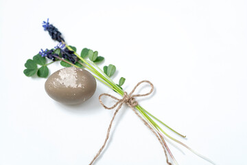 Easter egg, twine and mouse hyacinth on a white background. easter spring flowers. spring. greeting. small bouquet.