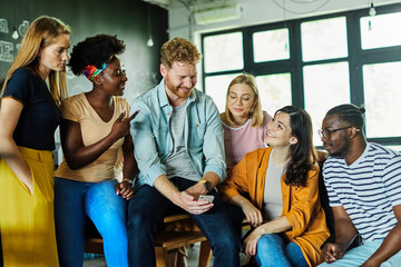 Obraz premium business meeting businesswoma woman office businessman entrepreneur smart teamwork colleague businessperson startup creative start up project education student university phone mobile smartphone 