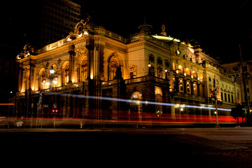 Fototapeta na wymiar Prédio do teatro Municipal de São Paulo, a noite com rastros de luz dos carros em movimento. 