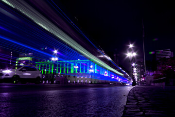 Prédio de arquitetura clássica, iluminado com luzes coloridas, localizado no Viaduto do Chá, centro da cidade de São Paulo, Brasil.