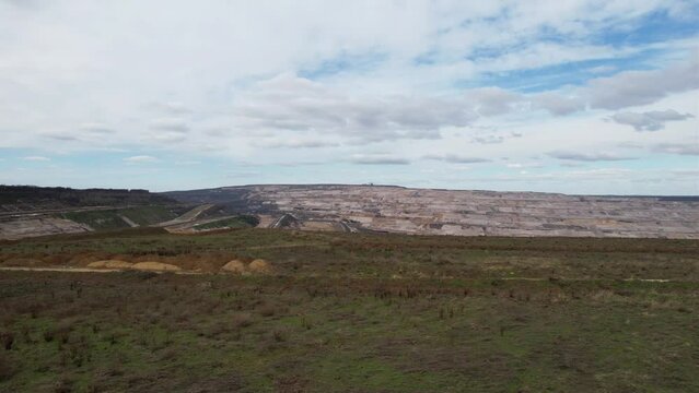 Tagebau / Braunkohleabbau im Braunkohlerevier  in NRW, Nordrhein-Westfalen
