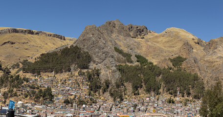 Obraz premium HUANCAVELICA, PERU - JULY 22, 2022: Panoramic view of the Calvario mountain located in the city of Huancavelica.