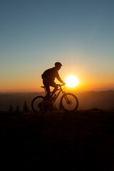 Fototapeta na wymiar silhouette of a mountain biker towards a wonderful sunset