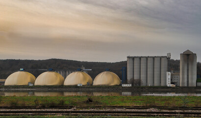 zone industrielle usine avec trois sphères et turbines 