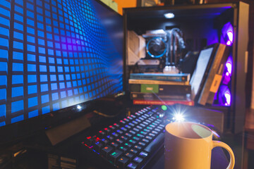 LIBROS APILADOS DENTRO DE UNA COMPUTADORA , EN UNA OFICINA, CAFE CALIENTE. CONCEPTO DE TECNOLOGÍA,...