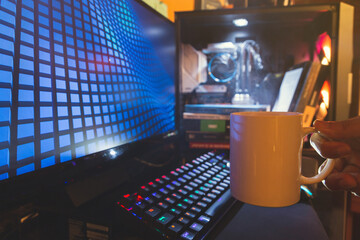 LIBROS APILADOS DENTRO DE UNA COMPUTADORA , EN UNA OFICINA, CAFE CALIENTE. CONCEPTO DE TECNOLOGÍA,...