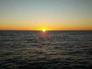 Por do sol em alto-mar