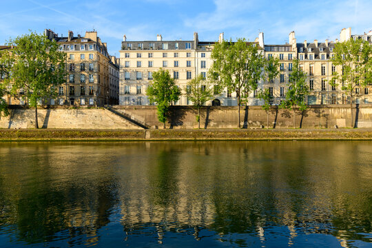 The Quai de Bourbon de l ile Saint Louis , in Europe, France, Ile de France, Paris, Along the Seine, in summer, on a sunny day.
