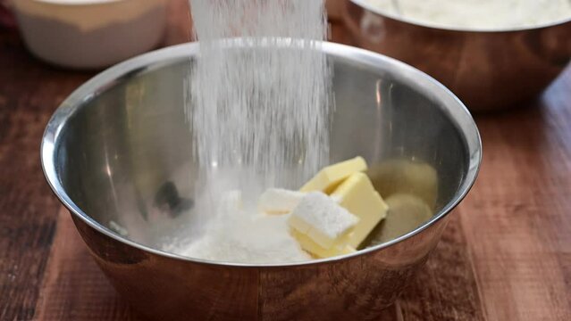 お菓子作り　バターの上にふるいにかけた小麦粉