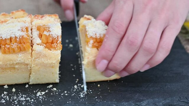 Let's cut homemade cornbread and eat together