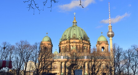 Berliner Dom vor strahlend blauem Himmel © thauwald-pictures