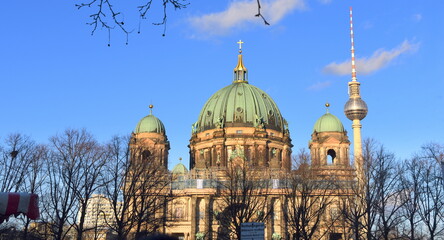Berliner Dom vor strahlend blauem Himmel