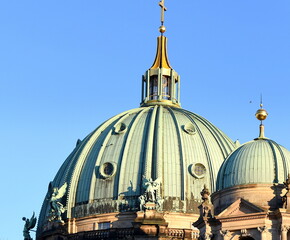 Berliner Dom vor strahlend blauem Himmel © thauwald-pictures