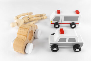 デッサン人形と玩具の車両。交通事故のイメージ