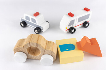 玩具の車両と家。交通事故のイメージ