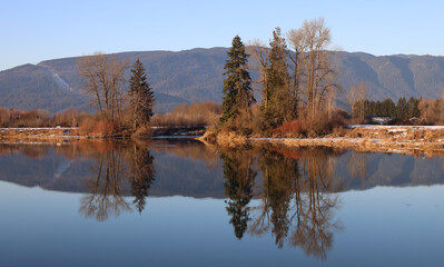 Mirror reflections of early winter scenery