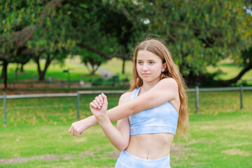 公園でヨガ・準備運動をするオーストラリアの中学生