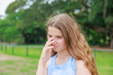 Fototapeta premium 新緑の公園で悲しむ表情のオーストラリアの少女
