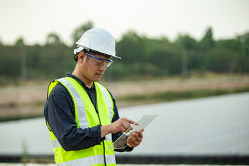 Obraz premium Engineer checking photovoltaic installation