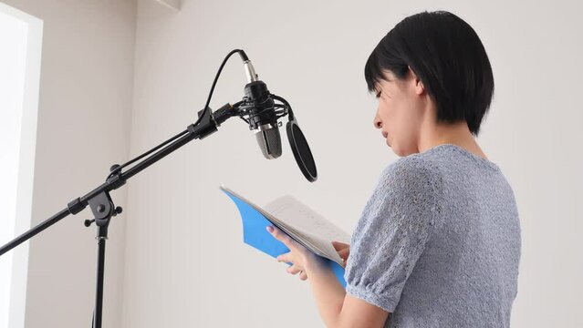 スタジオでアフレコする女性声優