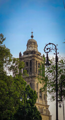 Una torre de catedral zocalo cdmx M&eacute;xico 