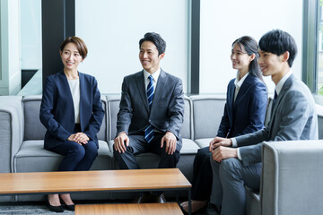 オフィスの待合室に座るビジネスパーソン