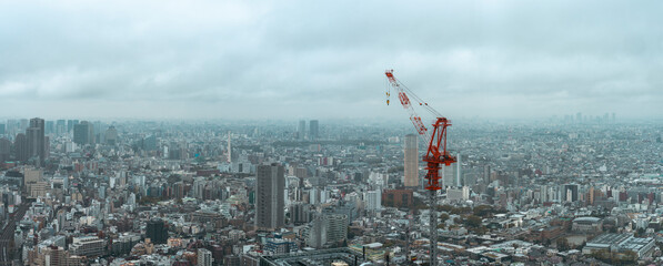 高層ビルの上にあるタワークレーン