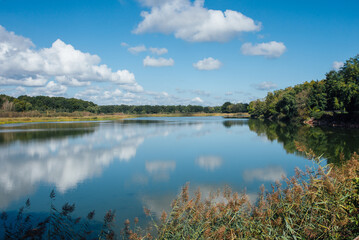 vue d'un lac en automne. Paysage d'un lac en France. étang de Longpendu. Ciel bleu et nuages se reflétant sur un lac