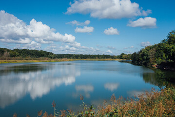 vue d'un lac en automne. Paysage d'un lac en France. étang de Longpendu. Ciel bleu et nuages se reflétant sur un lac