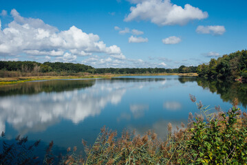 vue d'un lac en automne. Paysage d'un lac en France. étang de Longpendu. Ciel bleu et nuages se reflétant sur un lac