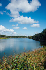 vue d'un lac en automne. Paysage d'un lac en France. étang de Longpendu. Ciel bleu et nuages se reflétant sur un lac