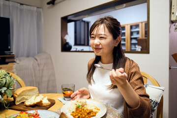 自宅で食事をする女性