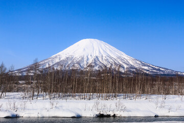 北海道京極町から眺めた初春の羊蹄山と尻別川【3月】
