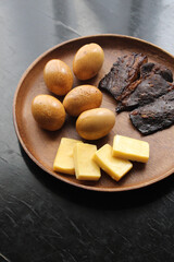 自家製の燻製卵とチーズとジャーキー