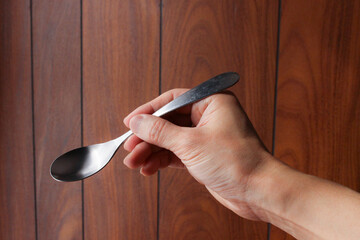 スプーンを持つ右手のイメージ