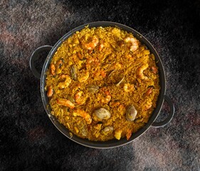 Paella española de marisco, almejas, calamar y langostino. Spanish seafood paella, clams, squid...