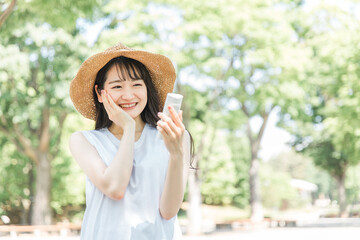 夏のスキンケアをする女性（日焼け止め・UVケア）

