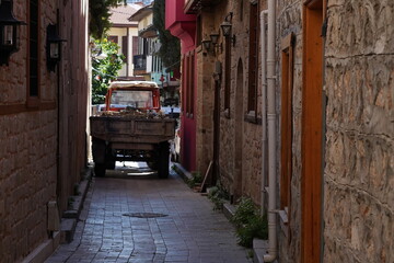 Fototapeta na wymiar Old truck in a narrow alley