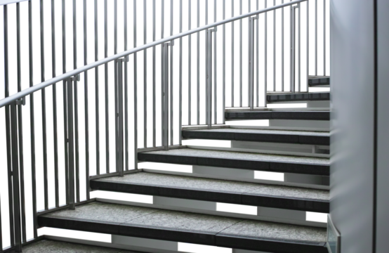 柵と手すりがある屋外螺旋階段。透過背景。