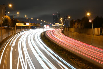 Voitures sur le périphérique Parisien la nuit