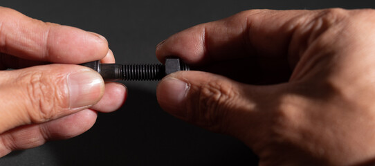 ネジを手に持つ