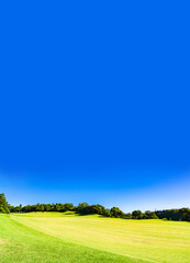 夏 の 青空 と ゴルフ場 【 アウトドア レジャー の イメージ 】