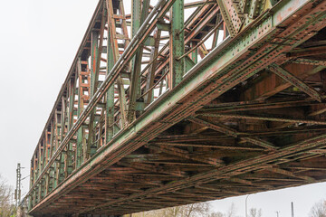Eine alte Eisenbahnbrücke über einem Fluss.