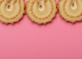 Okrągłe ciasteczka na różowym tle na górze obrazu