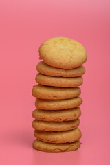 Słodkie ciastka stojące na różowym tle