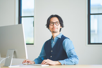 自宅でリモートワークをする若い男性