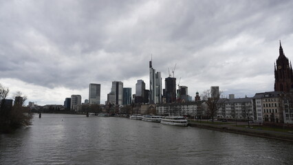 Fototapeta na wymiar Frankfurter Skyline bei bewölkten Wetter