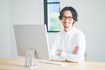 自宅でリモートワークをする若い男性