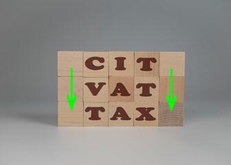 podatek VAT, CIT, Obniżenie podatku. Klocki z napisem TAX VAT CIT