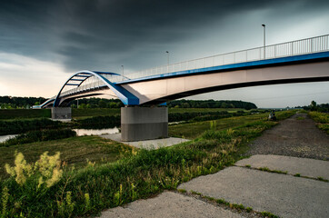 kładka rowerowa i most im. Joachima Halupczoka w Opolu podczas silnego wiatru